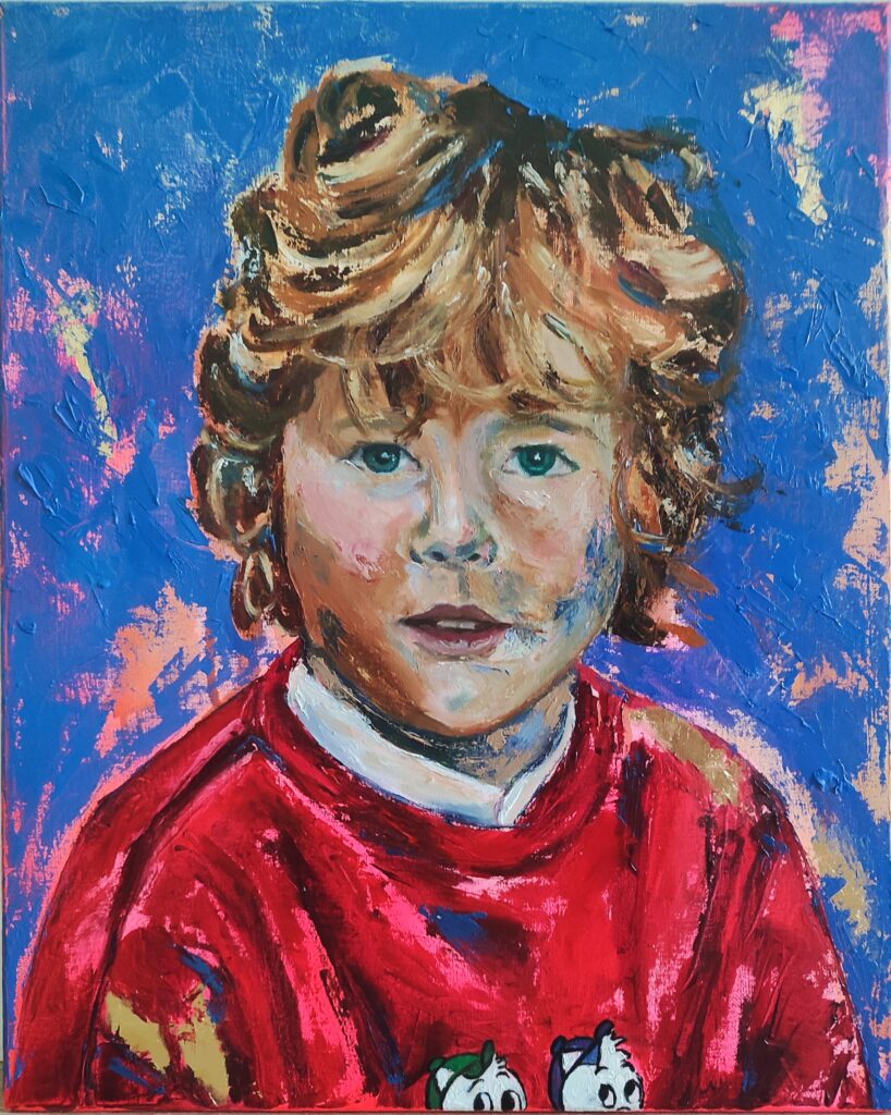 Kleurrijk portret van een jongetje in fel blauw en rood, met een speelse sfeer